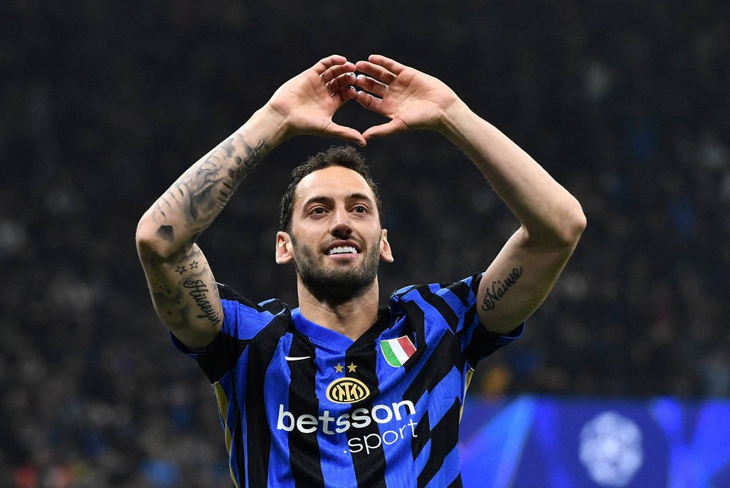 包含里程碑夜！费耶诺德临场应变，社区盾清晨刷纪录，赛场秩序良好，身体对抗强度拉满的词条